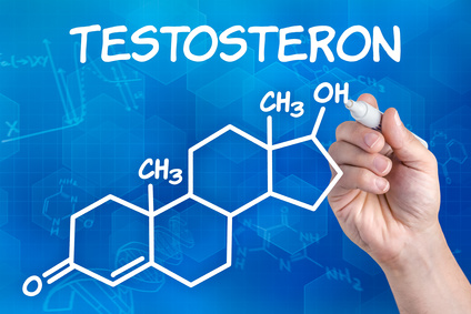 Hand mit Stift zeichnet chemische Strukturformel von Testosteron